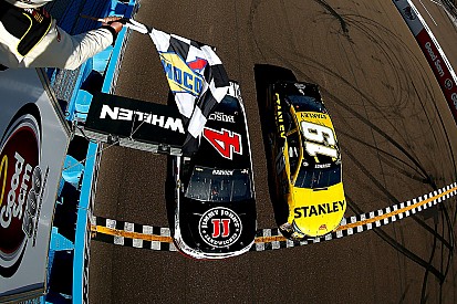 Harvick wint na spectaculaire close finish in NASCAR