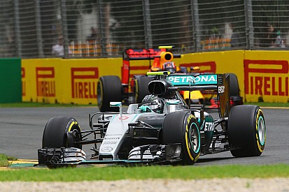 Rosberg bate em treino e se desculpa por "trabalho extra"
