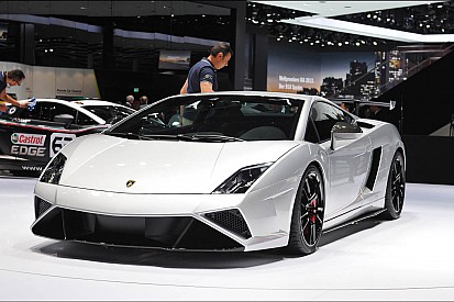 Lamborghini-oma scheurt met klapperend kunstgebit over Monza