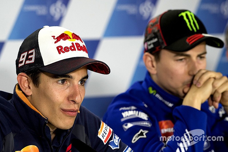 Rossi zegt dat hij niets kan doen tegen boegeroep Marquez en Lorenzo