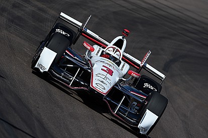 Waaghals Castroneves pakt pole in Phoenix