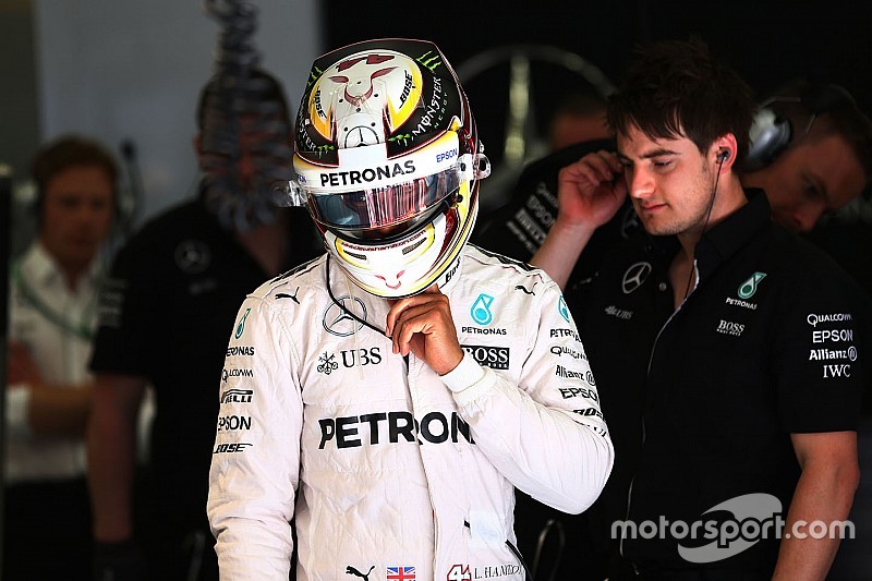 Reprimenda per Hamilton: ha messo la retro in pit lane