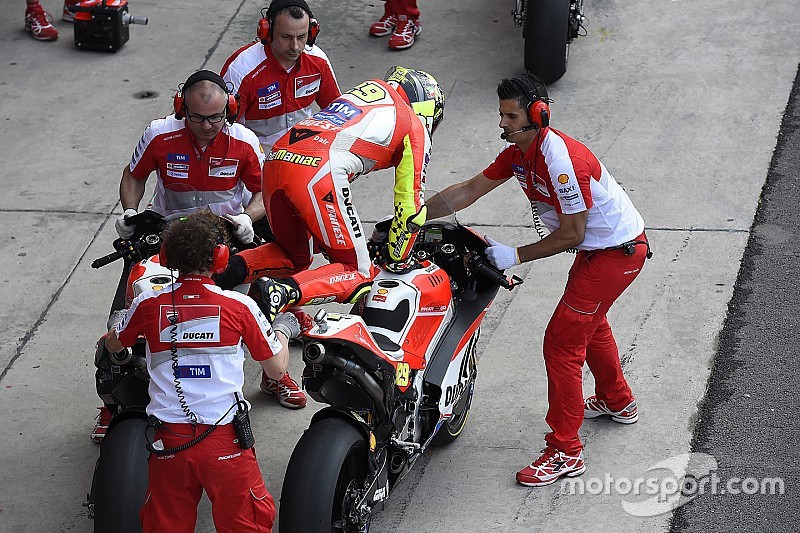 Rossi, Marquez voor lagere snelheid in pitstraat na incident Bautista