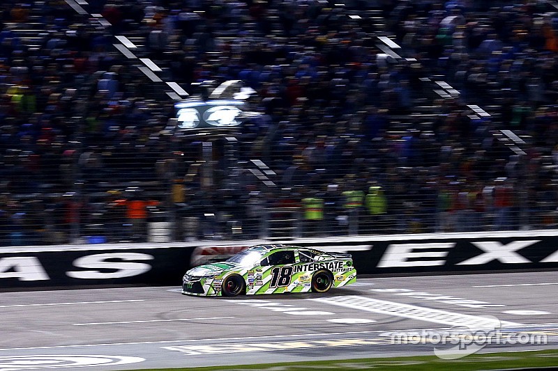 Kyle Busch trionfa in Texas e prende la testa della classifica