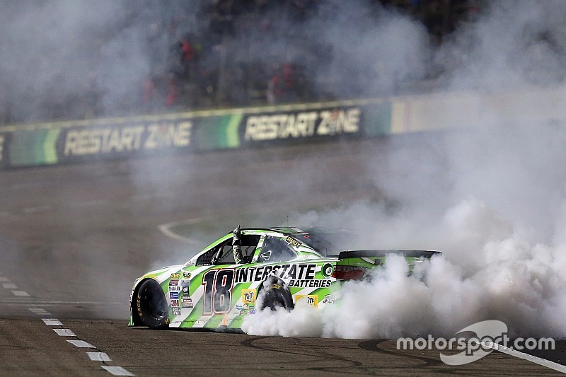 NASCAR: Kyle Busch wint opnieuw, crash met 13 deelnemers (video)