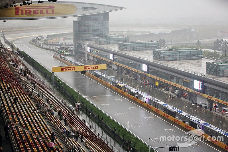 Vettel snelste in natte derde training in China, Verstappen negende