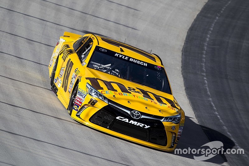 Kyle Busch manda en la práctica matutina; Hamlin y Patrick chocaron