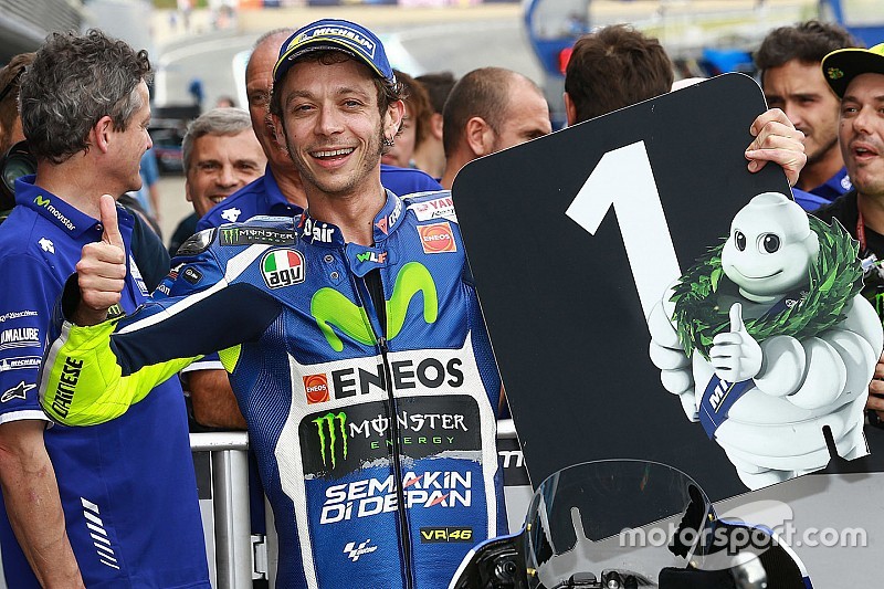 Rossi klopt Lorenzo en Marquez in pole-strijd op Jerez