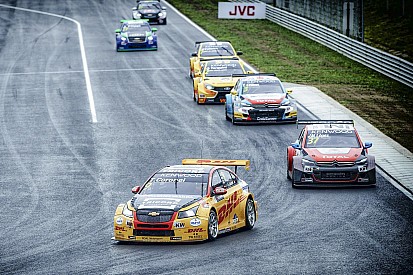 Tom Coronel laat zich zien: "Hele team compleet uit zijn dak"