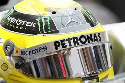 Rosberg 200km hızla giderken kaskına kuş çarptı