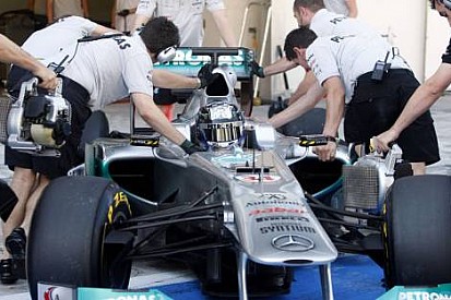 Mercedes 2012 tarzı egzozu deniyor