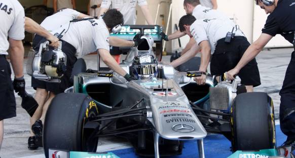 Mercedes 2012 tarzı egzozu deniyor