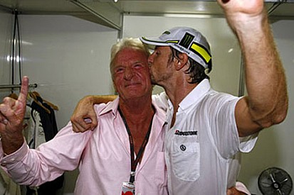 Button'ın babası Ferrari'sini park ettiği yeri unutunca...