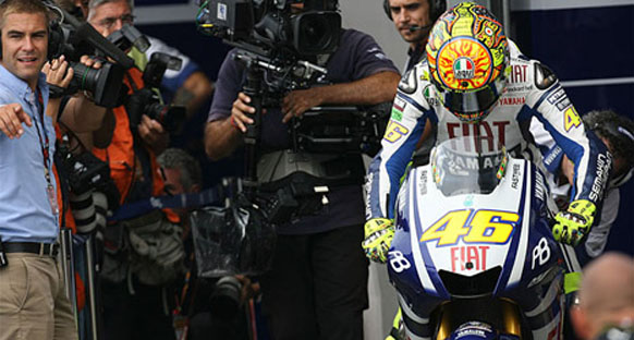 Rossi kazandı, Lorenzo şampiyon oldu