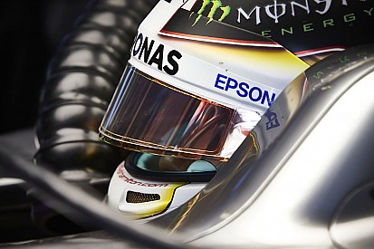 Hamilton: "La cabina de Red Bull parece un escudo de policía"