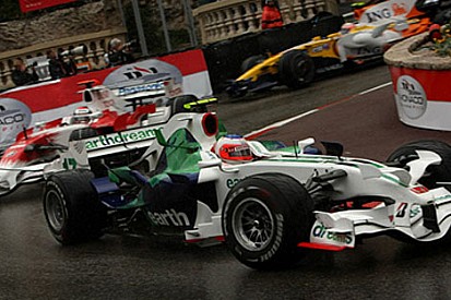 Barrichello, kazandığı puanların tadını çıkarıyor