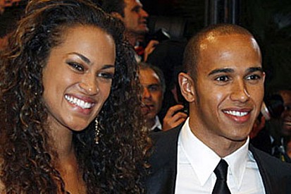 Lewis, bir modelle aşkın 'pole pozisyonunda'