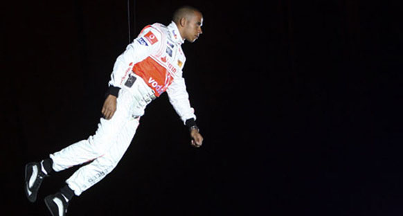 Hamilton uçtu!