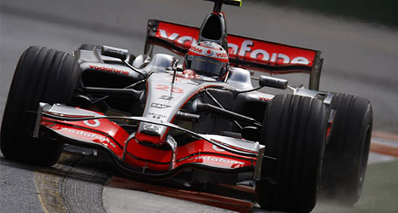 Kovalainen yanlış düğmeye bastığı için Alonso'ya geçildi