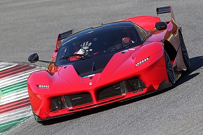 Zo klinkt het als 21 Ferrari-supercars over het circuit racen