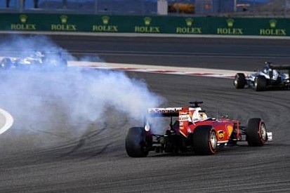 Vettel enjeksiyon sorunu nedeniyle yolda kalmış