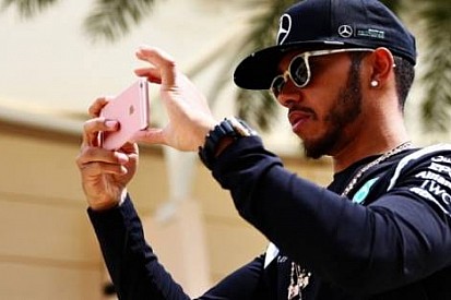 Hamilton Mercedes'in performansından memnun
