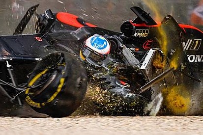 Alonso'nun koltuğu Melbourne'deki kazada çatlamış
