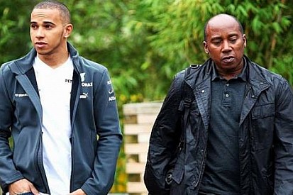 Hamilton babasıyla arasının açılması üzerine kendini müziğe verdi