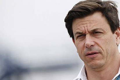 Wolff 21 yarışlık takvimden endişe duyuyor