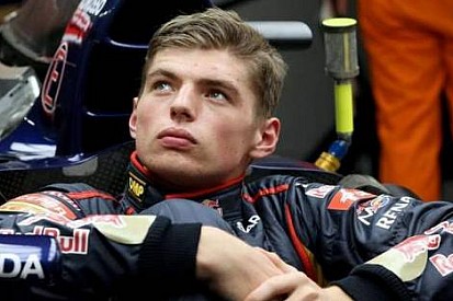 Verstappen'e mavi bayraklara uymaması sebebiyle yarış sonrası ceza verildi