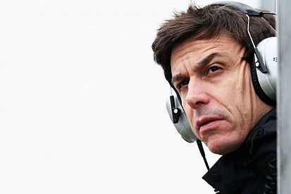 Toto Wolff antrenmanda dizinden yaralandı