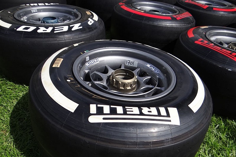 Берни Экклстоун: У нас контракт с Pirelli