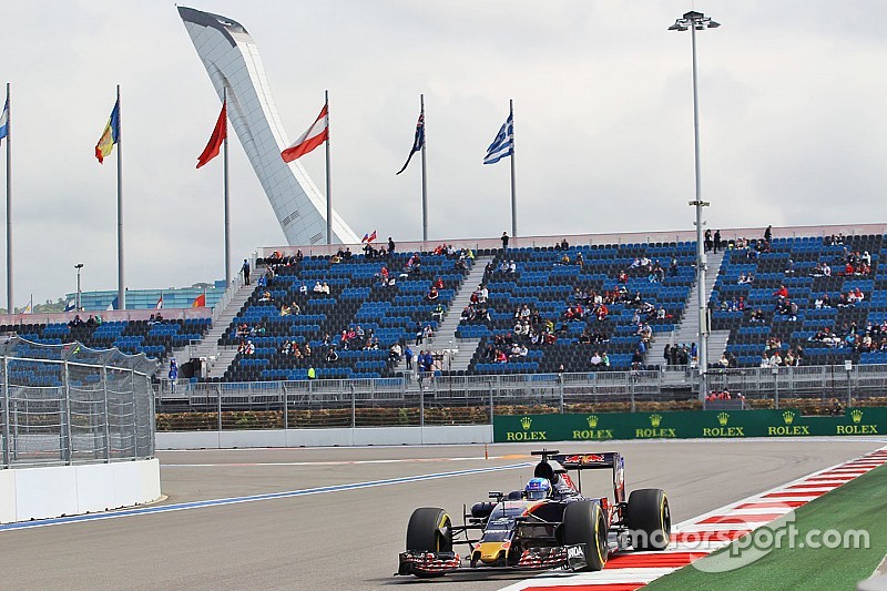 Verstappen buiten top-tien op eerste dag in Rusland: