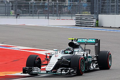 Rosberg: "Sólo llevamos tres carreras y media"