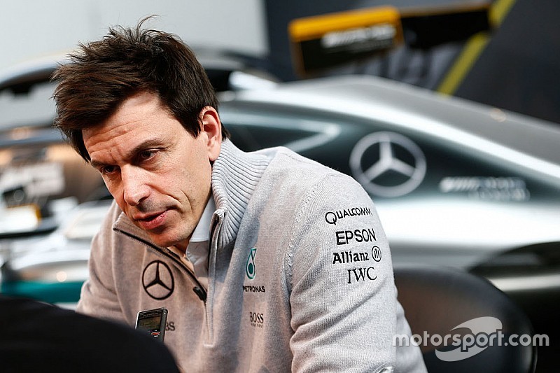 Teams met Mercedes-motoren stemden tegen verhoging brandstoflimiet