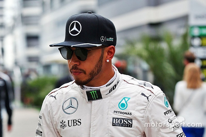 Hamilton voelt zich machteloos en wil onderste steen boven