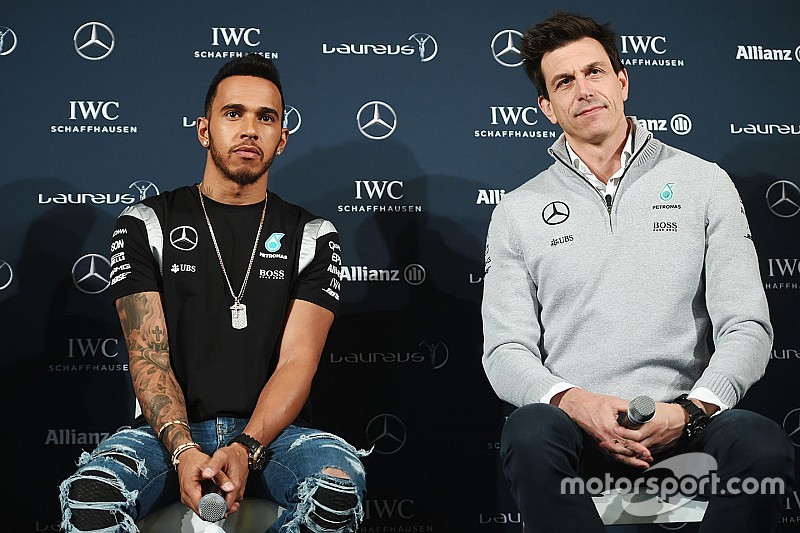 Wolff tuona: