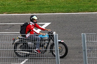 Vettel llega al Circuit de Catalunya con una moto clásica