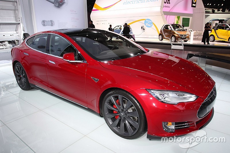 Bizar: Tesla Model S rijdt vanzelf weg en crasht zonder bestuurder