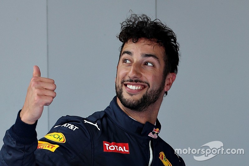 Ricciardo, feliz por estar delante de los dos Ferrari