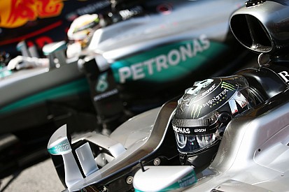 Niki Lauda woedend: "Actie Hamilton was stompzinnig"
