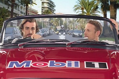 Alonso y Button hacen un viaje muy particular