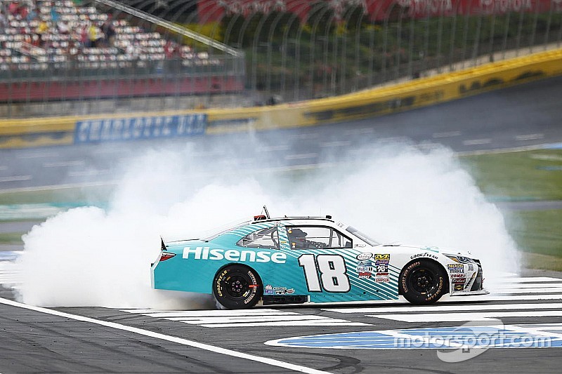 Denny Hamlin triunfa en Charlotte con emocionante final