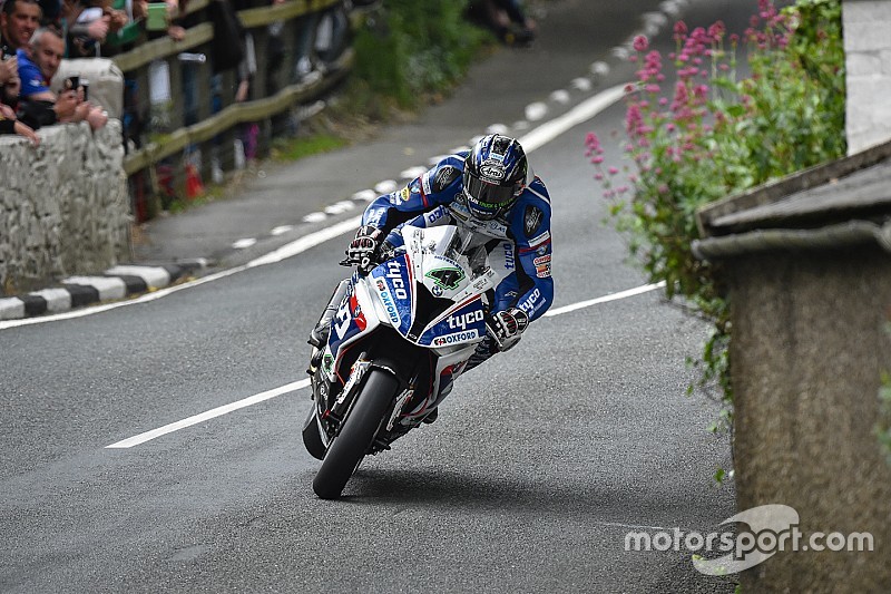 TT 2016, per Ian Hutchinson vittoria e record in Superstock
