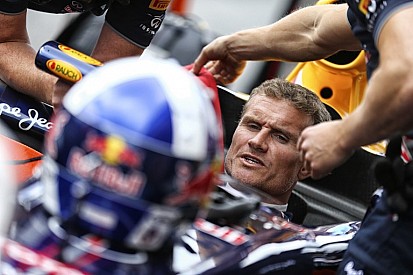 Újabb elképesztően látványos videóval állt elő a Red Bull: F1-es autóval a sivatagban
