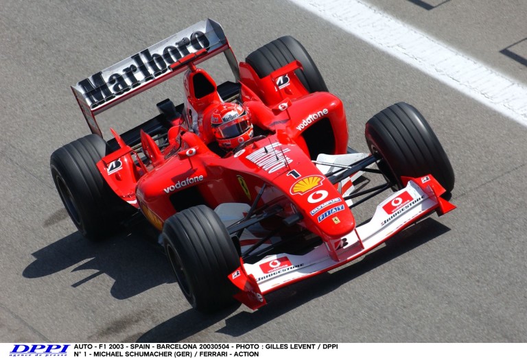 Michael Schumacher a 2003-as Ferrarival Barcelonában: siet…