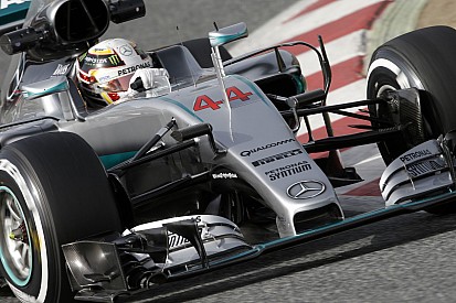 WOW: Hamilton egy versenymotor ellen gyorsult az F1-es Mercedesszel