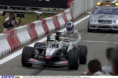 Drámai jelenet: Hakkinen alatt az utolsó körben áll le a McLaren, Schumacher rohan bocsánatot kérni