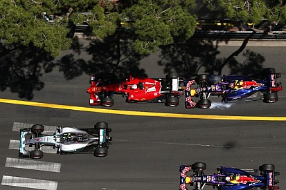 A Mercedes, a Ferrari és a Red Bull speciális autóival fogják tesztelni a Pirelli 2017-es abroncsait