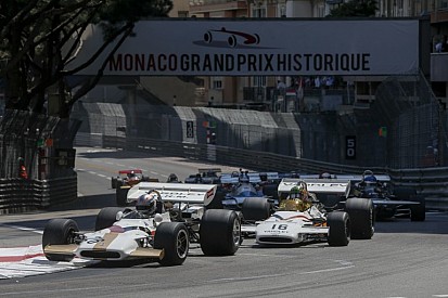 Nézed és nem hiszed el: a magasból ejtették a földre a legendás F1-es gépet Monacóban